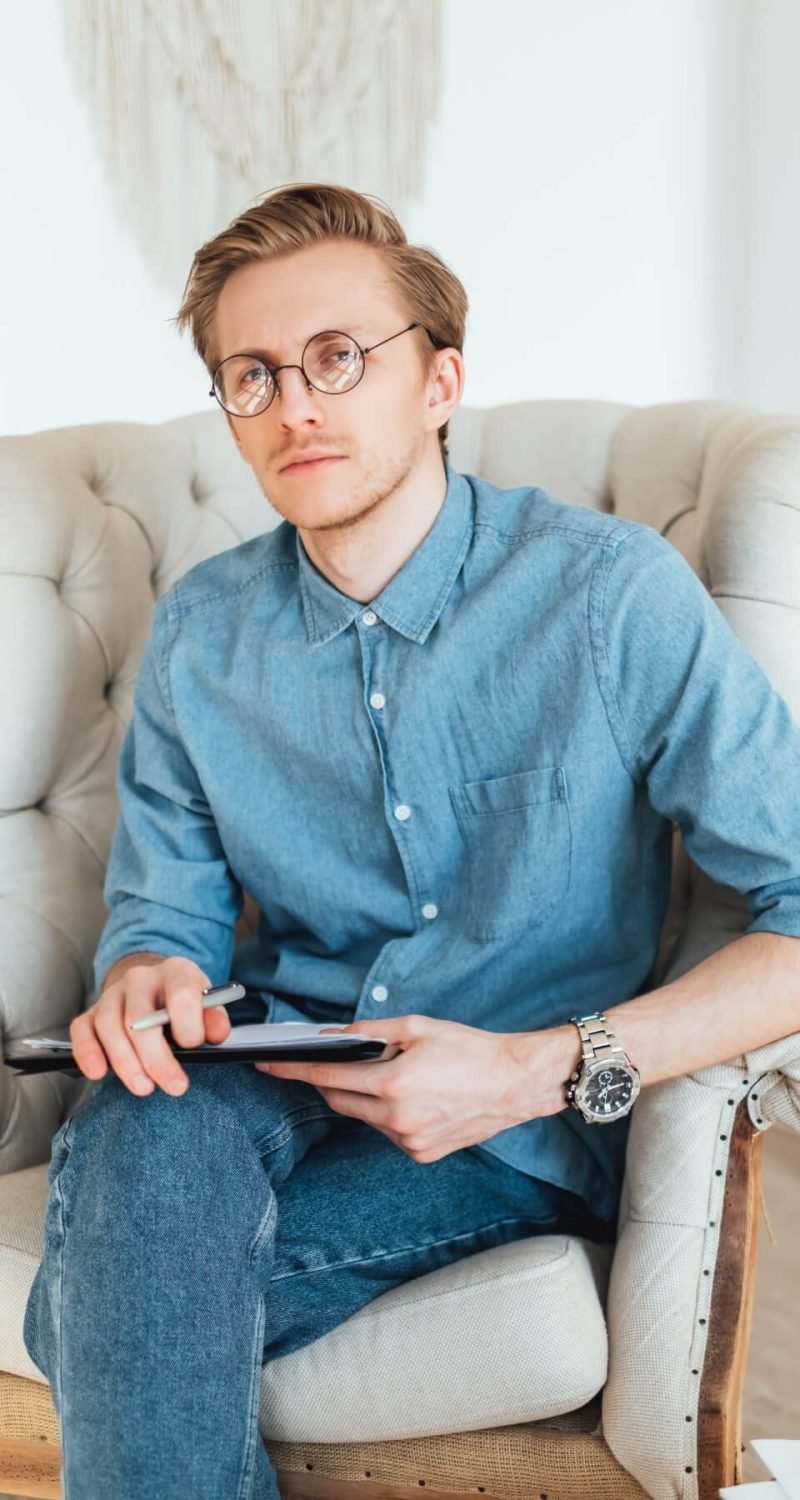 portrait-of-serious-caucasian-man-psychologist-sit-V4868EM.jpg